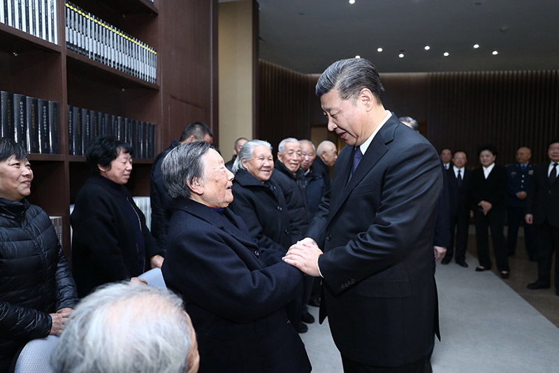 12月13日上午，中共中央、全國人大常委會、國務院、全國政協、中央軍委在南京隆重舉行南京大屠殺死難者國家公祭儀式。中共中央總書記、國家主席、中央軍委主席習近平出席儀式。這是公祭儀式結束后，習近平親切會見南京大屠殺幸存者代表和為中國人民抗日戰爭勝利作出貢獻的國際友人親屬代表。新華社記者 鞠鵬 攝