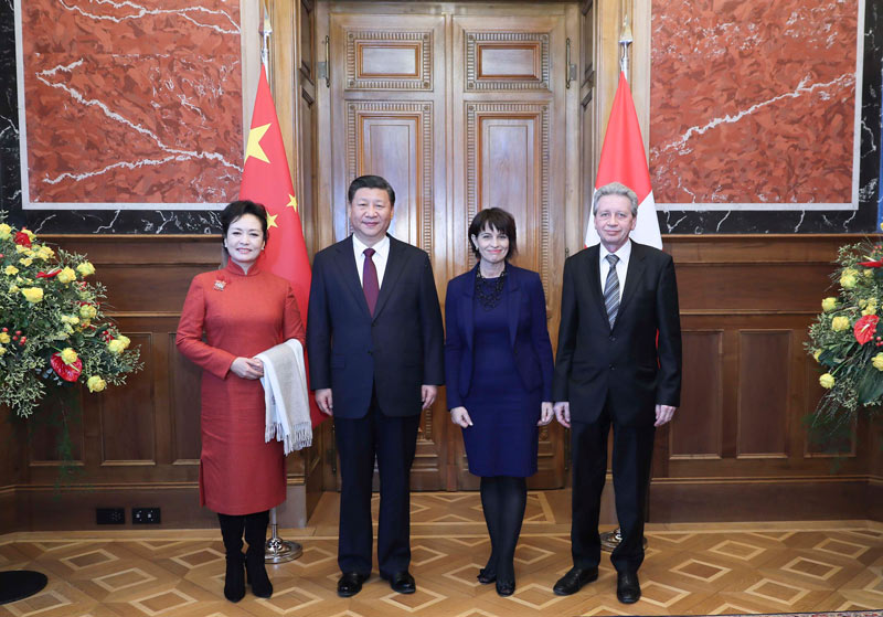 1月15日，國家主席習近平在伯爾尼出席瑞士聯邦委員會全體委員集體舉行的迎接儀式並致辭。這是瑞士聯邦主席洛伊特哈德夫婦在聯邦大廈迎接習近平和夫人彭麗媛。 新華社記者 蘭紅光 攝