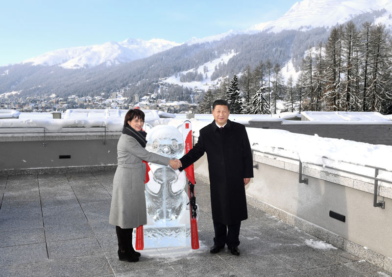 1月17日，國(guó)家主席習(xí)近平同瑞士聯(lián)邦主席洛伊特哈德在達(dá)沃斯共同啟動(dòng)中瑞旅游年。兩國(guó)元首在熊貓冰雕像和印有中瑞兩國(guó)國(guó)旗及“中瑞旅游年”字樣的滑雪板旁合影留念。新華社記者 丁林 攝