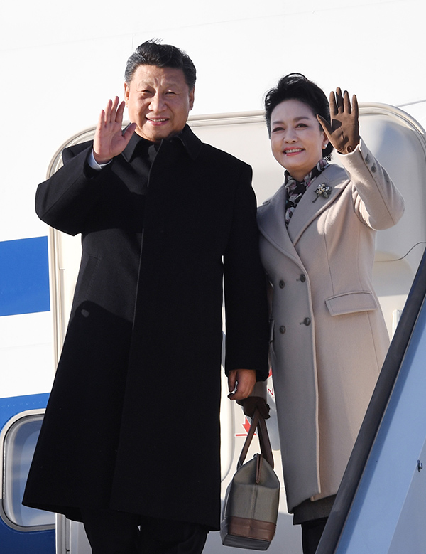 4月4日，國家主席習近平乘專機抵達赫爾辛基，開始對芬蘭共和國進行國事訪問。這是習近平和夫人彭麗媛步出艙門。 新華社記者 饒愛民 攝