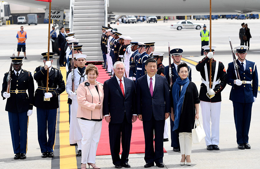 4月6日，國(guó)家主席習(xí)近平乘專(zhuān)機(jī)抵達(dá)美國(guó)佛羅裡達(dá)州，將在海湖莊園同美國(guó)總統(tǒng)特朗普舉行中美元首會(huì)晤。習(xí)近平和夫人彭麗媛受到美國(guó)國(guó)務(wù)卿蒂勒森夫婦等熱情迎接。新華社記者 吳曉凌 攝