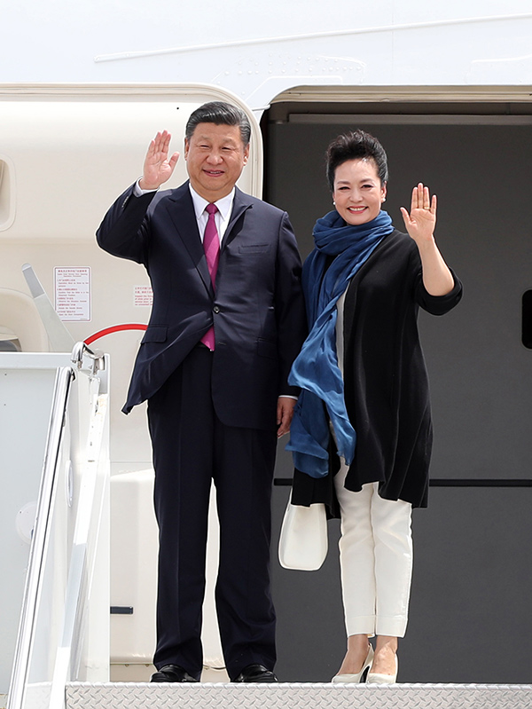 4月6日，國家主席習近平乘專機抵達美國佛羅裡達州，將在海湖莊園同美國總統特朗普舉行中美元首會晤。這是習近平和夫人彭麗媛步出機艙。新華社記者 劉衛兵 攝