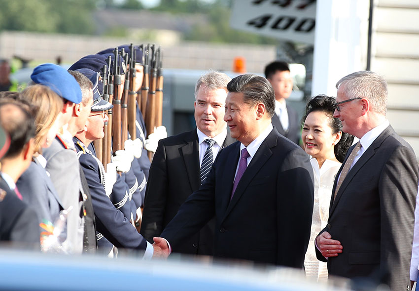 7月4日，國家主席習(xí)近平乘專機抵達(dá)柏林，開始對德意志聯(lián)邦共和國進(jìn)行國事訪問。德國政府高級官員在舷梯旁迎接習(xí)近平和夫人彭麗媛。新華社記者 姚大偉 攝