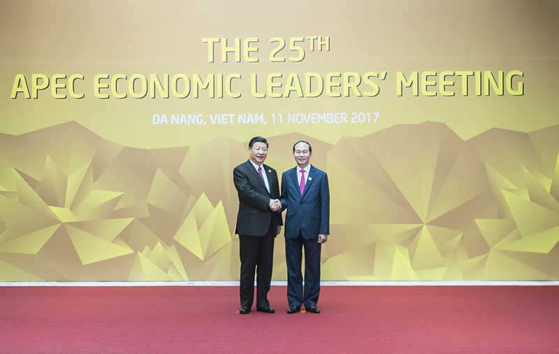 11月11日，亞太經合組織第二十五次領導人非正式會議在越南峴港舉行。國家主席習近平出席並發表題為《攜手譜寫亞太合作共贏新篇章》的重要講話。這是會議開始前，習近平受到越南國家主席陳大光的熱情迎接。新華社記者 李濤 攝