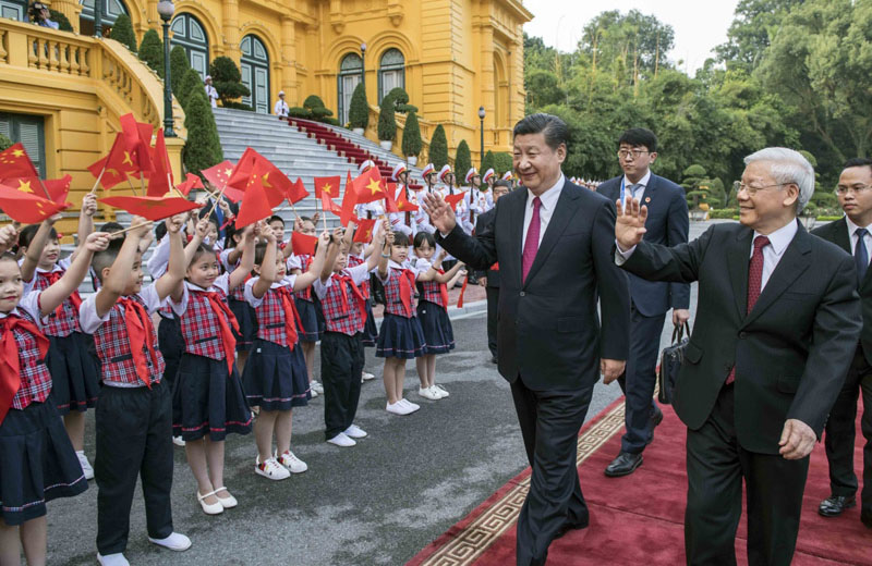 11月12日，中共中央總書記、國家主席習(xí)近平在河內(nèi)越共中央駐地同越共中央總書記阮富仲舉行會談。這是會談前，阮富仲在主席府廣場為習(xí)近平舉行盛大歡迎儀式。 新華社記者 李濤 攝
