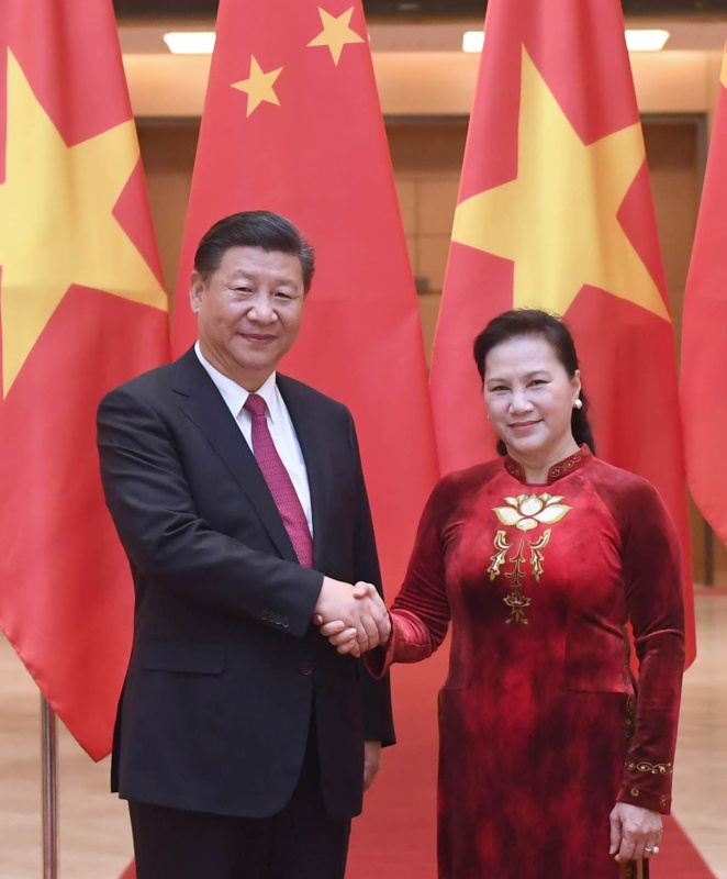 11月12日，中共中央總書記、國家主席習近平在河內會見越南國會主席阮氏金銀。 新華社記者 張鐸 攝