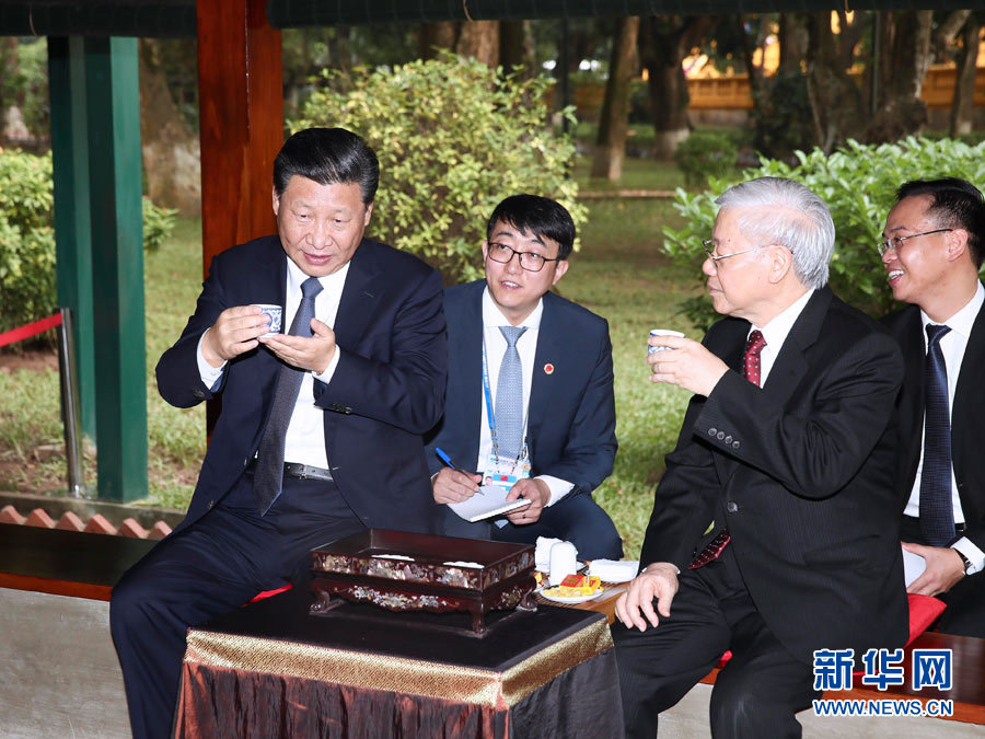11月13日，中共中央總書記、國家主席習近平在河內(nèi)越共中央駐地再次會見越共中央總書記阮富仲。會見后，習近平和阮富仲前往胡志明故居繼續(xù)交流。新華社記者 蘭紅光 攝