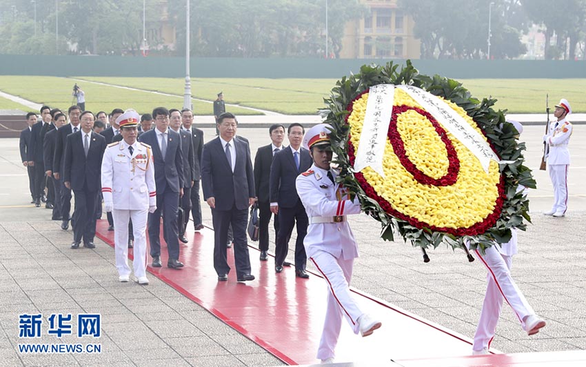 11月13日，中共中央總書記、國家主席習(xí)近平在河內(nèi)瞻仰胡志明主席陵並敬獻花圈。 新華社記者 謝環(huán)馳 攝