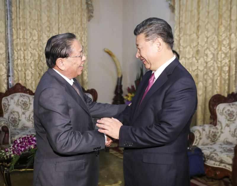 11月13日，中共中央總書記、國家主席習(xí)近平在萬象會(huì)見老撾人民革命黨中央委員會(huì)前總書記、前國家主席朱馬裡。 新華社記者 丁林 攝