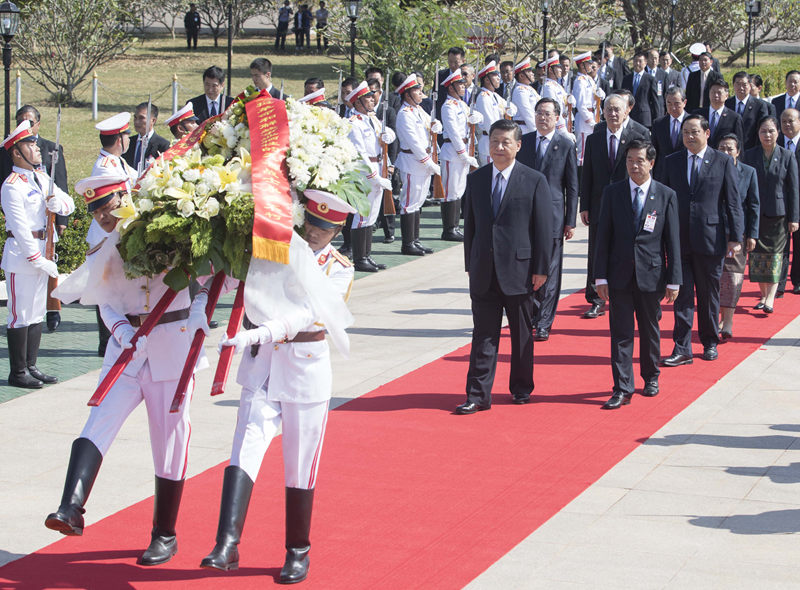 11月14日，中共中央總書記、國家主席習(xí)近平在萬象向老撾無名戰(zhàn)士紀(jì)念碑敬獻花圈。 新華社記者 王曄 攝