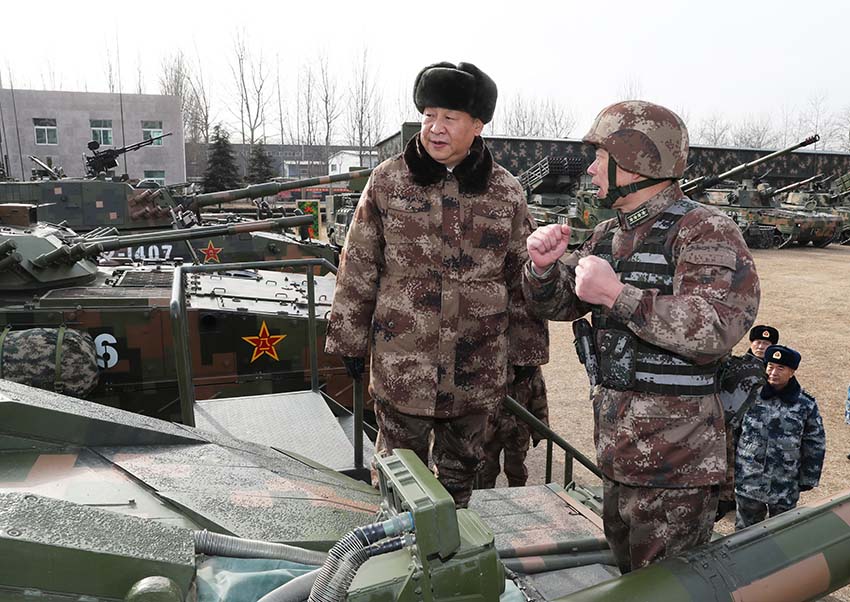 1月3日，中共中央總書記、國家主席、中央軍委主席習近平視察中部戰區陸軍某師。這是習近平登上99A坦克，詳細了解裝備戰技性能。新華社記者李剛攝