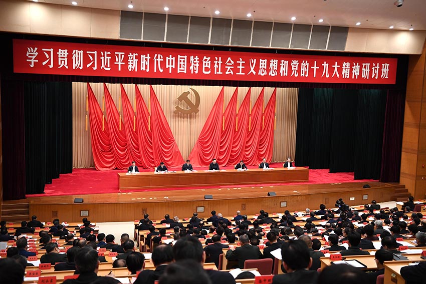 1月5日，新進中央委員會的委員、候補委員和省部級主要領導干部學習貫徹習近平新時代中國特色社會主義思想和黨的十九大精神研討班在中央黨校開班。中共中央總書記、國家主席、中央軍委主席習近平在開班式上發表重要講話。新華社記者 張鐸 攝