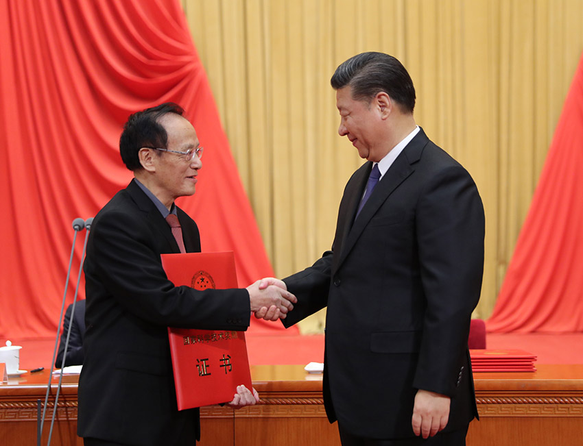 1月8日，國家科學(xué)技術(shù)獎勵大會在北京人民大會堂隆重舉行。中共中央總書記、國家主席、中央軍委主席習(xí)近平向獲得2017年度國家最高科學(xué)技術(shù)獎的南京理工大學(xué)王澤山院士頒發(fā)獎勵証書。新華社記者 鞠鵬 攝