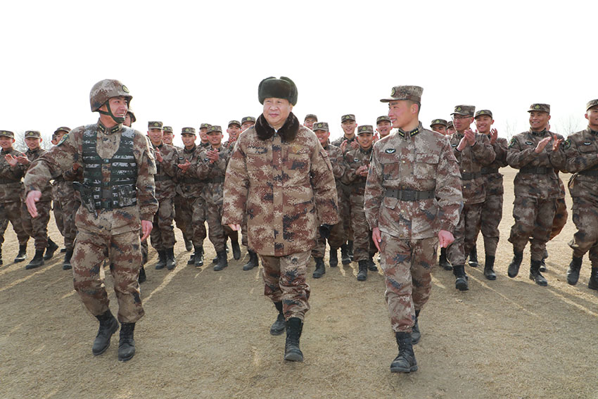 1月3日，中共中央總書記、國家主席、中央軍委主席習近平視察中部戰區陸軍某師。這是習近平同該師偵察英雄楊子榮生前所在連官兵親切交談。新華社記者李剛攝