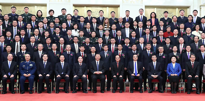 1月8日，國家科學技術獎勵大會在北京人民大會堂隆重舉行。黨和國家領導人習近平、李克強、張高麗、王滬寧出席大會並為獲獎代表頒獎。會前，習近平等黨和國家領導人會見獲獎代表並同大家合影留念。新華社記者 謝環(huán)馳 攝