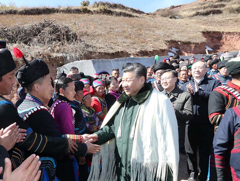 這是2月11日上午，習(xí)近平在涼山彝族自治州昭覺縣解放鄉(xiāng)易地扶貧搬遷新村火普村同鄉(xiāng)親們親切握手。 新華社記者 鞠鵬 攝