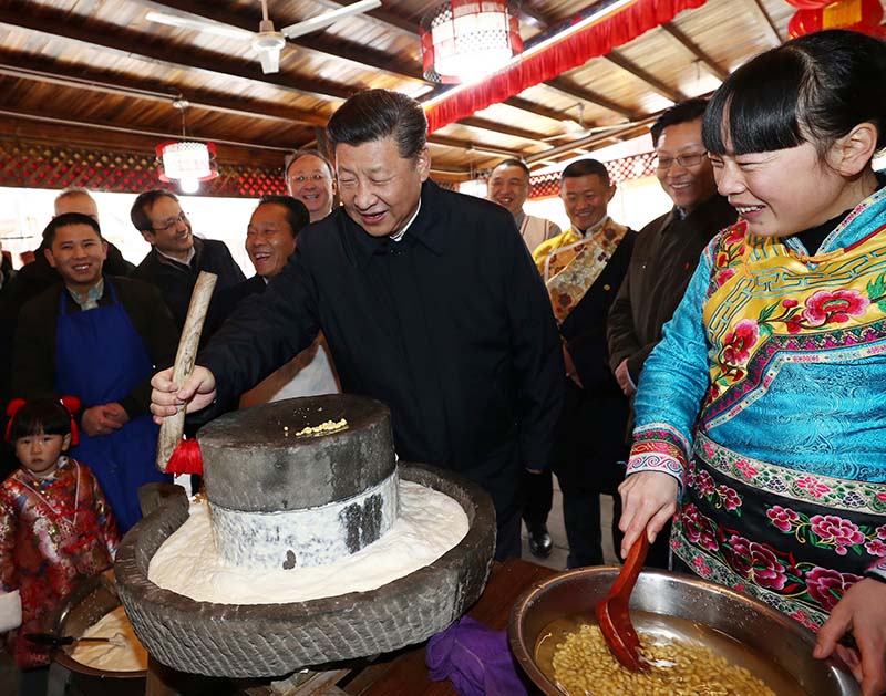 這是2月12日上午，習(xí)近平在阿壩藏族羌族自治州汶川縣映秀鎮(zhèn)考察時(shí)同居民群眾一起磨豆花。 新華社記者 鞠鵬 攝