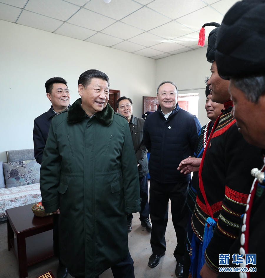 2月11日，中共中央總書記、國(guó)家主席、中央軍委主席習(xí)近平在四川考察。這是習(xí)近平在涼山彝族自治州昭覺縣解放鄉(xiāng)火普村貧困戶吉地爾子家的新居了解生產(chǎn)生活情況。新華社記者 鞠鵬 攝
