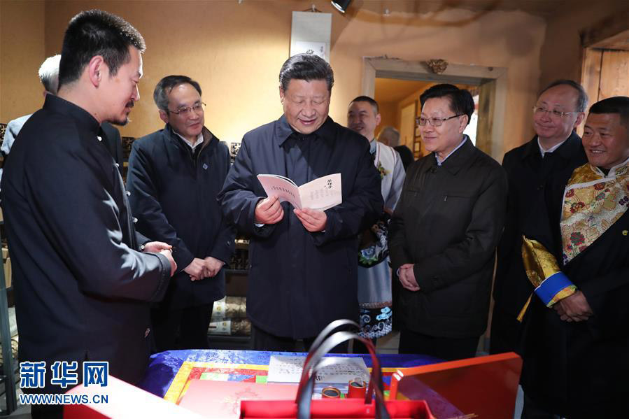 2月12日，中共中央總書記、國家主席、中央軍委主席習近平在四川考察。這是習近平在汶川縣映秀鎮考察時，在當地群眾經營的制茶坊了解發展茶產業帶動群眾致富的情況。新華社記者 鞠鵬 攝
