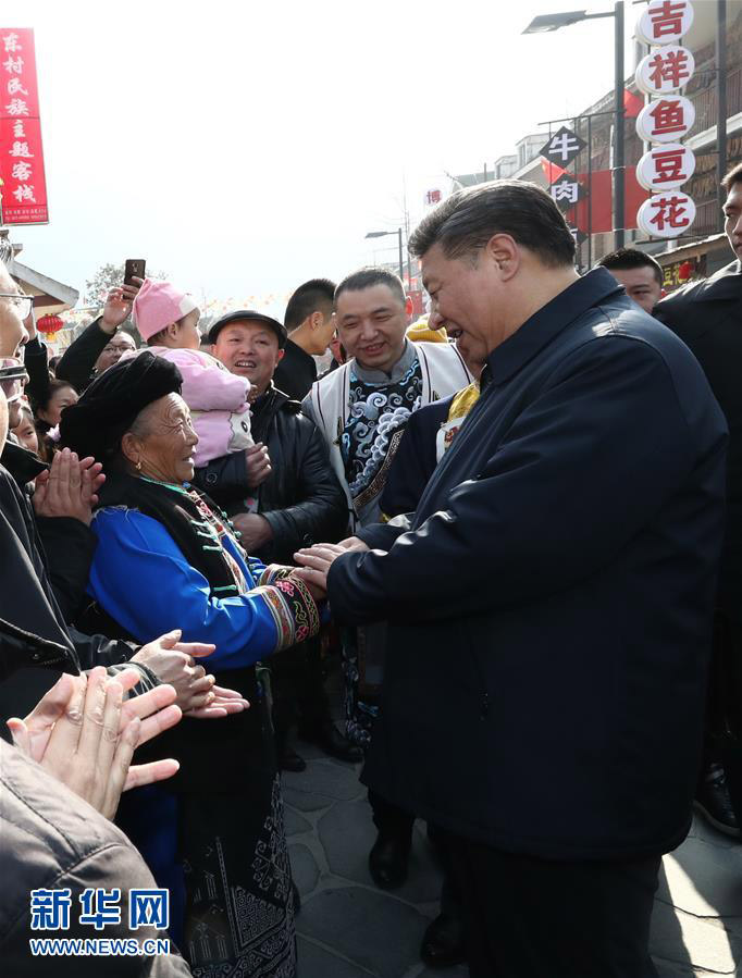 2月12日，中共中央總書記、國家主席、中央軍委主席習近平在四川考察。這是習近平在汶川縣映秀鎮(zhèn)考察時，同當地群眾親切交談。 新華社記者鞠鵬 攝