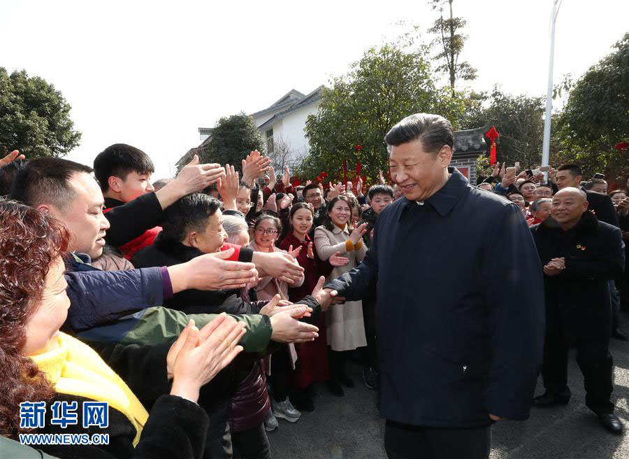 2月12日，中共中央總書記、國(guó)家主席、中央軍委主席習(xí)近平在四川考察。這是習(xí)近平在成都市郫都區(qū)唐昌街道戰(zhàn)旗村同當(dāng)?shù)厝罕娪H切握手。新華社記者 鞠鵬 攝