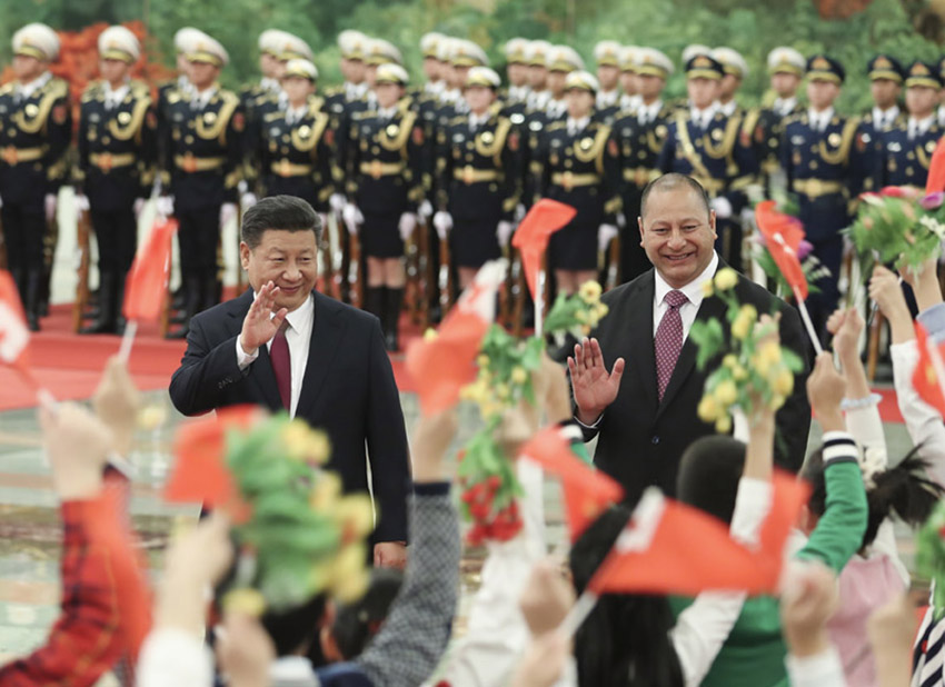 3月1日，國家主席習近平在北京人民大會堂同湯加國王圖普六世舉行會談。這是會談前，習近平在人民大會堂北大廳為圖普六世舉行歡迎儀式。新華社記者丁海濤攝