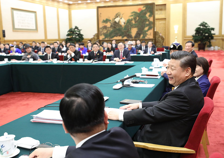 3月5日，中共中央總書記、國(guó)家主席、中央軍委主席習(xí)近平參加十三屆全國(guó)人大一次會(huì)議內(nèi)蒙古代表團(tuán)的審議。 新華社記者 鞠鵬 攝