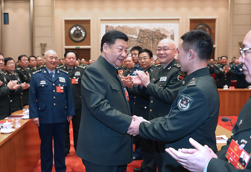 3月12日上午，中共中央總書記、國家主席、中央軍委主席習近平出席十三屆全國人大一次會議解放軍和武警部隊代表團全體會議。這是會議開始前，習近平親切接見與會代表。新華社記者 李剛 攝