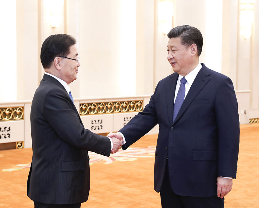 3月12日，國家主席習近平在北京人民大會堂會見韓國總統特使、國家安保室長鄭義溶。新華社記者 龐興雷 攝