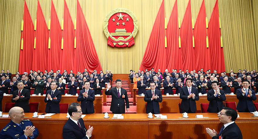 3月17日，十三屆全國人大一次會議在北京人民大會堂舉行第五次全體會議。習(xí)近平當(dāng)選中華人民共和國主席、中華人民共和國中央軍事委員會主席。新華社記者 謝環(huán)馳 攝