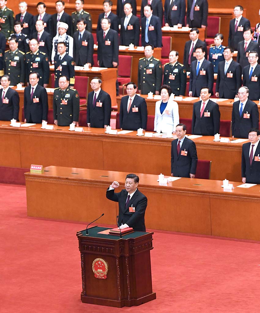 3月17日，十三屆全國人大一次會議在北京人民大會堂舉行第五次全體會議。習近平當選中華人民共和國主席、中華人民共和國中央軍事委員會主席。這是習近平進行憲法宣誓。新華社記者 饒愛民 攝