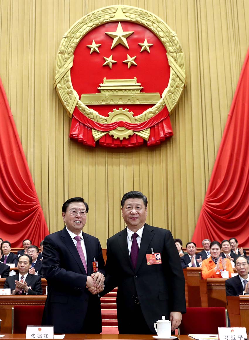 3月17日，十三屆全國人大一次會(huì)議在北京人民大會(huì)堂舉行第五次全體會(huì)議。習(xí)近平當(dāng)選中華人民共和國主席、中華人民共和國中央軍事委員會(huì)主席。這是習(xí)近平在主席臺(tái)上同十二屆全國人大常委會(huì)委員長張德江握手。新華社記者 鞠鵬 攝