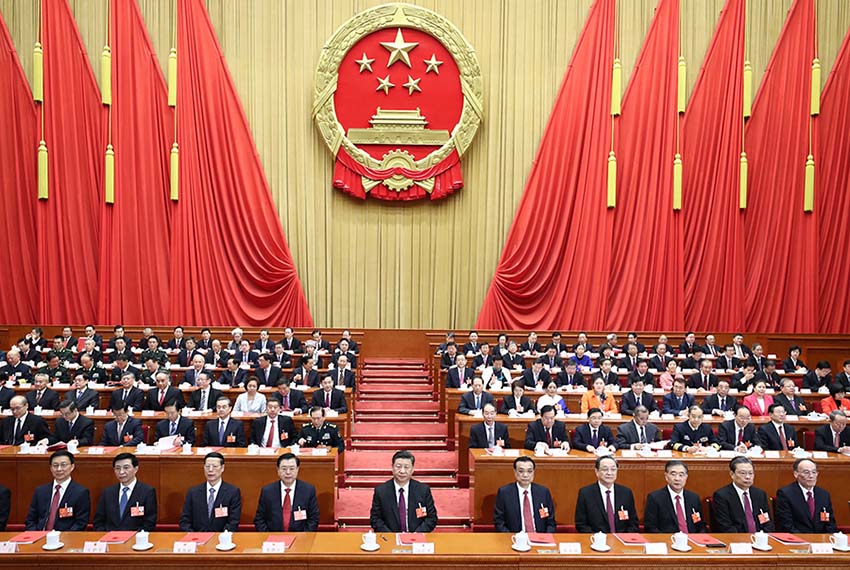 3月20日，第十三屆全國人民代表大會第一次會議在北京人民大會堂閉幕。習(xí)近平等黨和國家領(lǐng)導(dǎo)人在主席臺就座。 新華社記者 鞠鵬 攝