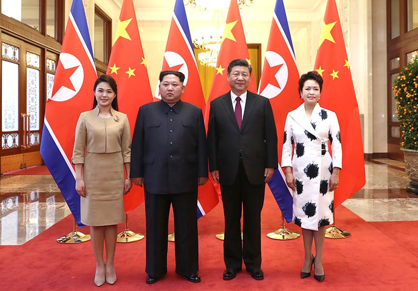 3月25日至28日，應中共中央總書記、國家主席習近平邀請，朝鮮勞動黨委員長、國務委員會委員長金正恩對我國進行非正式訪問。訪問期間，習近平同金正恩舉行會談。這是習近平和夫人彭麗媛在人民大會堂同金正恩和夫人李雪主合影。新華社記者 鞠鵬 攝 