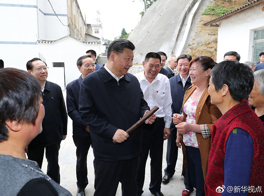 4月24日下午，中共中央總書記、國家主席、中央軍委主席習近平來到緊鄰三峽大壩的宜昌市夷陵區(qū)太平溪鎮(zhèn)許家沖村，了解這個移民村的變遷和發(fā)展特色產(chǎn)業(yè)等情況。這是習近平接過村民洗衣用的棒槌，與村民親切交流。新華社記者 鞠鵬 攝