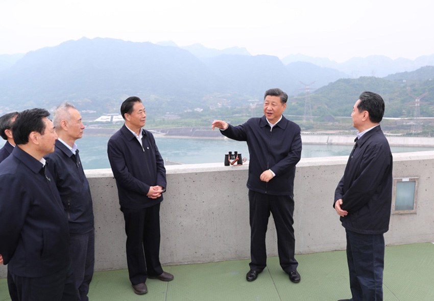4月24日下午，中共中央總書記、國家主席、中央軍委主席習近平來到三峽大壩，詳細了解三峽工程建設、發電、水利、通航、生態保護等方面的情況。這是習近平在壩頂察看三峽工程全貌和壩區周邊生態環境。新華社記者 謝環馳 攝