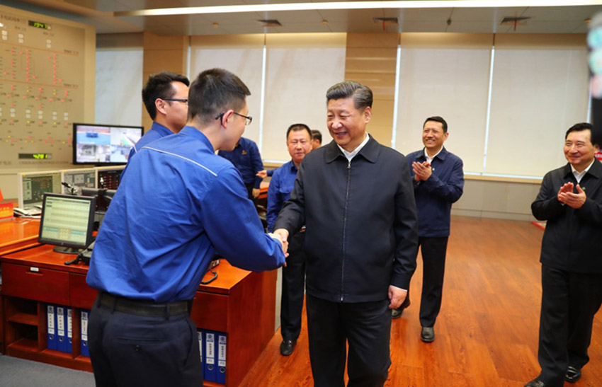 4月24日下午，中共中央總書記、國家主席、中央軍委主席習(xí)近平來到三峽大壩，詳細了解三峽工程建設(shè)、發(fā)電、水利、通航、生態(tài)保護等方面的情況。這是習(xí)近平視察左岸發(fā)電廠中央控制室。新華社記者 謝環(huán)馳 攝