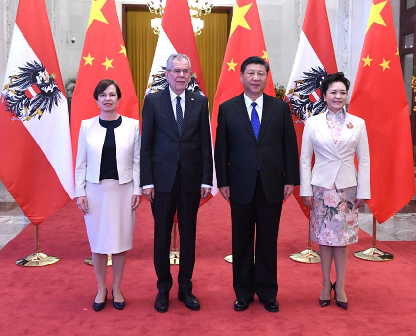 4月8日，國(guó)家主席習(xí)近平在北京人民大會(huì)堂同奧地利總統(tǒng)范德貝倫舉行會(huì)談。這是會(huì)談前，習(xí)近平在人民大會(huì)堂北大廳為范德貝倫舉行歡迎儀式。新華社記者 饒愛(ài)民 攝