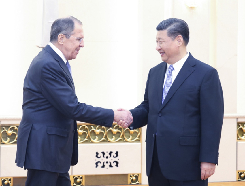 4月23日，國家主席習(xí)近平在北京人民大會(huì)堂會(huì)見俄羅斯外長拉夫羅夫。 新華社記者 姚大偉 攝