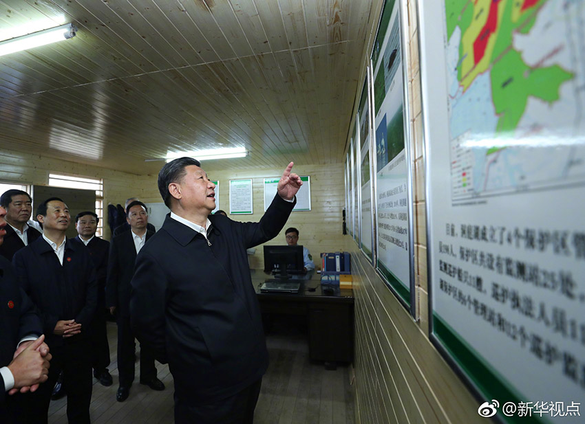 4月25日下午，中共中央總書記、國家主席、中央軍委主席習近平乘船考察長江，抵達石首港。隨后，驅車一個多小時來到湖南岳陽，考察位於長江沿岸的岳陽市君山華龍碼頭。這是習近平走進一處巡護監測點，了解東洞庭湖國家級自然保護區生態保護狀況。新華社記者 鞠鵬 攝