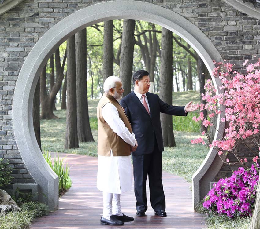 4月27日和28日，國家主席習(xí)近平在武漢東湖賓館同印度總理莫迪舉行非正式會晤。這是4月28日，習(xí)近平同莫迪散步交談。 新華社記者謝環(huán)馳 攝