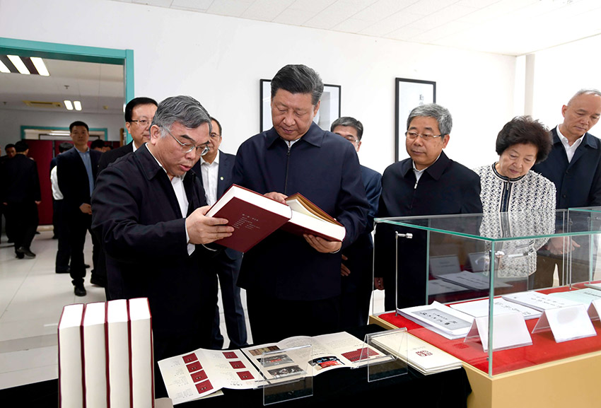 5月2日，中共中央總書記、國家主席、中央軍委主席習(xí)近平來到北京大學(xué)考察。這是習(xí)近平在北京大學(xué)國際馬克思主義文獻(xiàn)中心察看館藏馬克思主義典籍。新華社記者李學(xué)仁攝