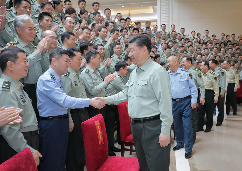 5月16日上午，中共中央總書記、國家主席、中央軍委主席習近平視察軍事科學院，代表黨中央和中央軍委，對軍事科學院第八次黨代表大會的召開表示熱烈的祝賀，向軍事科學院全體同志致以誠摯的問候。這是習近平親切接見軍事科學院第八次黨代會代表。新華社記者李剛攝