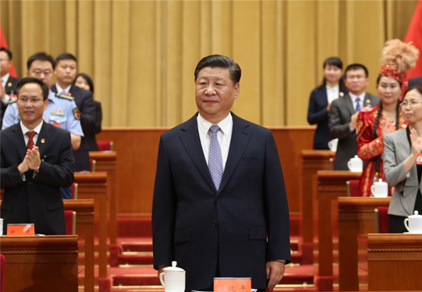 6月26日，中國共產(chǎn)主義青年團(tuán)第十八次全國代表大會在北京人民大會堂開幕。這是中共中央總書記、國家主席、中央軍委主席習(xí)近平在主席臺向與會代表致意。新華社記者 姚大偉 攝