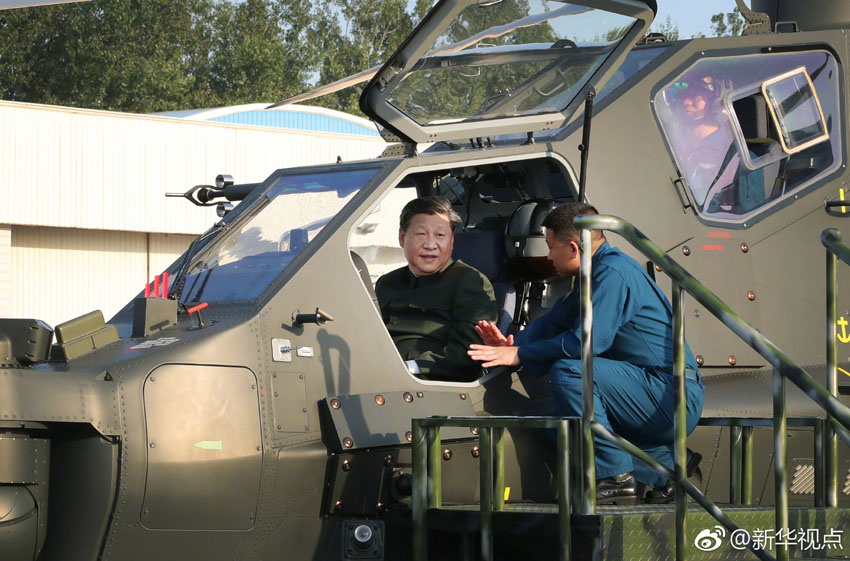 9月27日至28日，中共中央總書記、國家主席、中央軍委主席習(xí)近平視察79集團(tuán)軍，接見駐遼寧部隊(duì)副師職以上領(lǐng)導(dǎo)干部。這是27日下午，習(xí)近平登上直－10武裝直升機(jī)，親自操控機(jī)載武器及觀瞄系統(tǒng)，了解有關(guān)裝備情況。新華社記者 李剛 攝