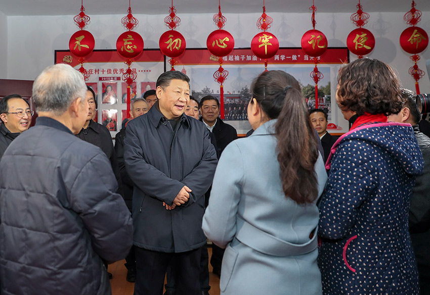 2017年12月12日至13日，中共中央總書記、國家主席、中央軍委主席習近平在江蘇徐州市考察。這是12日下午，習近平在潘安湖街道馬莊村黨員活動室與正在學習黨的十九大精神的黨員交流。新華社記者 謝環馳 攝