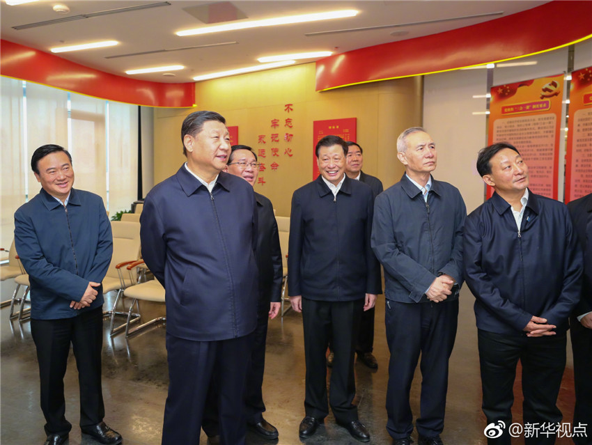 11月6日，中共中央總書記、國(guó)家主席、中央軍委主席習(xí)近平在上海考察。這是習(xí)近平在位於上海市浦東新區(qū)陸家嘴的上海中心大廈，視察陸家嘴金融城黨建服務(wù)中心，了解城市樓宇黨建工作情況。 新華社記者 謝環(huán)馳 攝