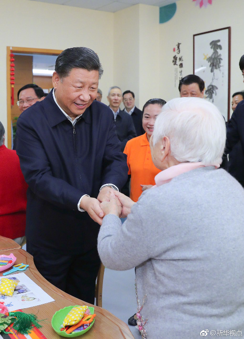 11月6日，中共中央總書記、國家主席、中央軍委主席習(xí)近平在上海考察。這是習(xí)近平在虹口區(qū)市民驛站嘉興路街道第一分站托老所同老年居民親切握手。 新華社記者 謝環(huán)馳 攝