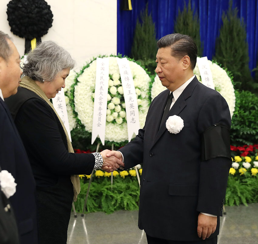 11月2日，王光英同志遺體在北京八寶山革命公墓火化。習近平、李克強、栗戰書、汪洋、王滬寧、趙樂際、韓正、王岐山、胡錦濤等前往八寶山送別。這是習近平與王光英親屬握手，表示深切慰問。新華社記者 黃敬文攝