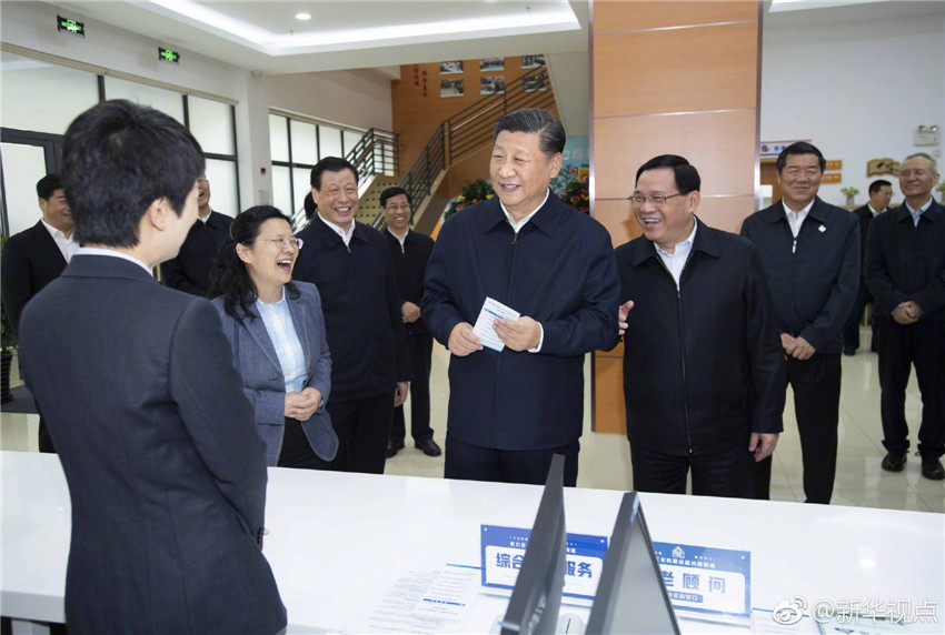 11月6日，中共中央總書記、國家主席、中央軍委主席習近平在上海考察。這是習近平在虹口區市民驛站嘉興路街道第一分站同工作人員親切交談。 新華社記者 李濤 攝